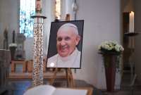 Ein Bild des verstorbenen Papst Franziskus I.im Rotternburger Dom St. Martin