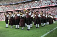 Fussball 1. Bundesliga, Saison 2011/2012:  Bayrische Musikanten in Tracht spielen in der Allianz Arena