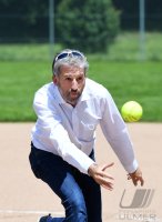 Softball 1. Bundesliga 2021: First Pitch Oberbuergermeister Boris Palmer (Die Gruenen)