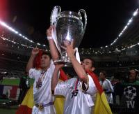 FUSSBALL     Champions League Finale 2000;    Raul  mit CHL Pokal