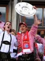 Fussball 1. Bundesliga :  JUBEL Daniel van Buyten, Torwart Hans Joerg Butt (FC Bayern Muenchen)