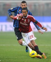 FUSSBALL International SERIE A 2011/2012: Urby Emanuelson (re, AC Mailand) gegen Lucio (Inter Mailand)