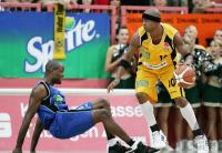 Basketball 1. Bundesliga: Tuebingen - Karlsruhe, Zweikampf