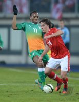 Fussball International: Didier Drogba (li, Elfenbeinkueste) gegen Julian BAUMGARTLINGER (Oesterreich)
