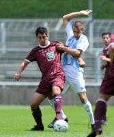 U19 Fussball Bundesliga : J. Derstroff (li, 1FC Kaiserslautern) gegen Liridon Vocaj (re, TSV 1860 Muenchen)