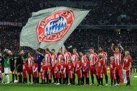 Fussball DFB Pokal 10/11 : FCB Fahnentraeger in der ALLIANZ ARENA