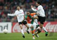 Fussball 1. Bundesliga: Bremen - Moenchengladbach, Zweikampf