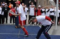 Fussball 1. Bundesliga : BIERDUSCHE fuer Trainer Louis van Gaal von Mark van Bommel (FCB)