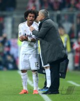 FUSSBALL INTERNATIONAL  CHL HALBFFINALE 11/12:  Trainer Jose Mourinho (re,) mit Marcelo (Real Madrid)