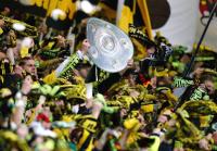 BVB Fans mit Meisterschaalen