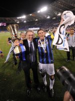 FUSSBALL SERIE A:  JUBEL mit POKAL  Massimo Moratti , Javier Zanetti (v. li., Inter Mailand)