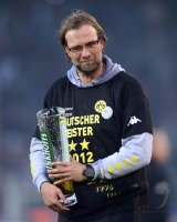 Fussball 1. Bundesliga :  Trainer Juergen Klopp (Borussia Dortmund) mit Bier