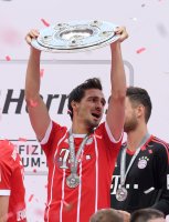 Fussball, 1. Bundesliga  Saison 16/17: Jubel FC Bayern Muenchen mit Schale