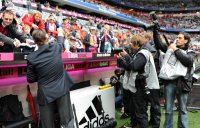 Fussball 1. Bundesliga : Trainer Louis van Gaal (FC Bayern Muenchen) schreibt den Fans Autogramme