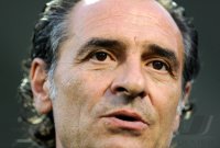 Fussball International EM 2012-Qualifikation:  Trainer Cesare PRANDELLI (Italien)