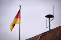 Schmuckbild: Tag der Deutschen Einheit, die Deutsche Nationalfahne weht auf dem Hirrlinger Schloss