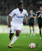 Fussball: 1. Bundesliga Saison 2010/2011: St. Pauli, ASAMOAH am Ball