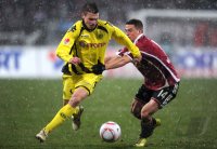 Fussball 1. Bundesliga : Lukasz Piszczek (li, Borussia Dortmund) gegen Robert Mak (re, 1 FC Nuernberg)