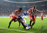 Fussball DFB Pokal 10/11 : Breno (li, FC Bayern Muenchen) gegen Raul (Mitte, FC Schalke 04) gegen Philipp Lahm (re, FC Bayern Muenchen)