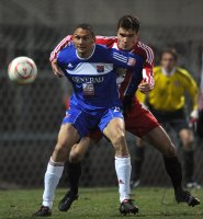 Fussball 3. Bundesliga:  Marc Nygaard  (li, Unterhaching) gegen Thomas Kurz (re, FC Bayern II)