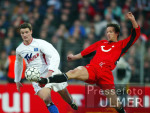 Fussball Bundesliga: Hannover - Hamburger SV, Zweikampf
