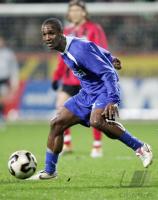 Fussball 1. Bundesliga: Berlin, GILBERTO Einzelaktion am Ball