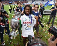 Fussball Europameisterschaft 2016 Finale: JUBEL Renato Sanches (Portugal) mit EM Pokal