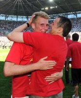 2. Fussball Bundesliga : Jan Ingwer Callsen Bracker mit dem Sportdirektor Andreas Rettig  (v. li., FC Augsburg)