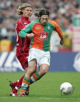 Fussball 1. Bundesliga: Bremen - Kaiserslautern, Zweikampf