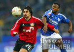 Fussball 1. Bundesliga: Schalke - Leverkusen, Zweikampf