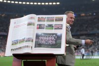 Fussball CHL  Saison 2011/2012:  FC Bayern CHRONIK 111 Jahre mit Vorstandsvorsitzender Karl Heinz Rummenigge (FC Bayern Muenchen)