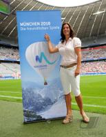 1. Fussball Bundesliga: Katarina, Kati Witt mit einem Plakat zur Olympia Bewerbung