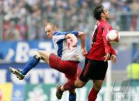 Fussball 1. Bundesliga: Hamburg - Leverkusen, Zweikampf
