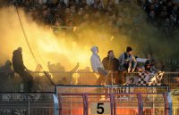 1. Fussball Bundesliga: SV Werder Bremen Fans in der Fankurve mit Bengalischem Feuer