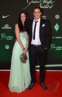 Fussball, 1. Bundesliga Saison 2012/2013: Raphael Wolf posiert mit Frau Daniela