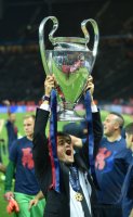 Fussball Champions League Finale 2015: JUBEL Trainer Luis Enrique (Barca) mit CHL Pokal