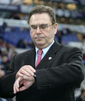 Fussball 1. Bundesliga: Schalke - Duisburg, HELLMICH schaut auf die Uhr