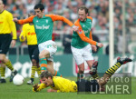 Fussball 1. Bundesliga: Bremen - Dortmund, Zweikampf