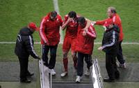 Fussball 1. Bundesliga : Daniel van Buyten (FCB) muss verletzt vom Platz