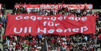 Fussball 1. Bundesliga : FC Bayern Muenchen Fankurve mit einem Banner, GEGENGERADE FUER Praesident Uli Hoeness (FC Bayern Muenchen)
