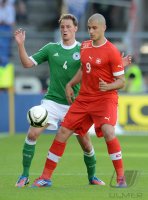 FUSSBALL INTERNATIONAL:  Benedikt Hoewedes (li, Deutschland)  gegen Eren DERDIYOK (Schweiz)