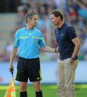 Fussball 1. Bundesliga  Saison 2011/2012: Schiedsrichterassistent Volker Wezel und Trainer Marcus Sorg (SC Freiburg)