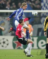 Fussball CL: Schalke - Eindhoven, Zweikampf