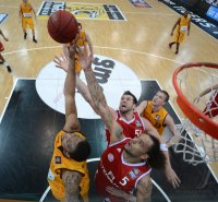 Basketball 1. Bundesliga 2012/2013:  Walter Tigers Tuebingen - FC Bayern Muenchen