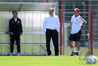 Fussball 1. Bundesliga:  Gerd Mueller mit Sportdirektor Christian Nerlinger, Trainer Jupp Heynckes  (v.li., FC Bayern Muenchen)