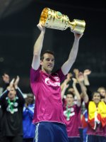 Fussball: DFB Pokal Finale: Jubel mit Pokal Christoph Metzelder (FC Schalke 04)