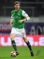 FUSSBALL, EUROPA LEAGUE GRUPPENPHASE: Bremen, MERTESACKER Einzelaktion am Ball