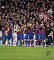 FUSSBALL  International CHL 09/10 : Barca Jubel vor der Fankurve