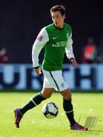 FUSSBALL, 1. BUNDESLIGA, 30. Spieltag: Bremen, OEZIL Einzelaktion