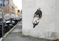 FUSSBALL Serie A 21/22: Neuer AS Rom Trainer Jose Mourinho auf einer Vespa an einer Hauswand